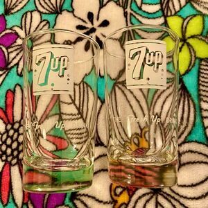 2 Vintage 1940’s 7 Up Drinking Glasses – “The Fresh UpDrink” Vintage Advertising